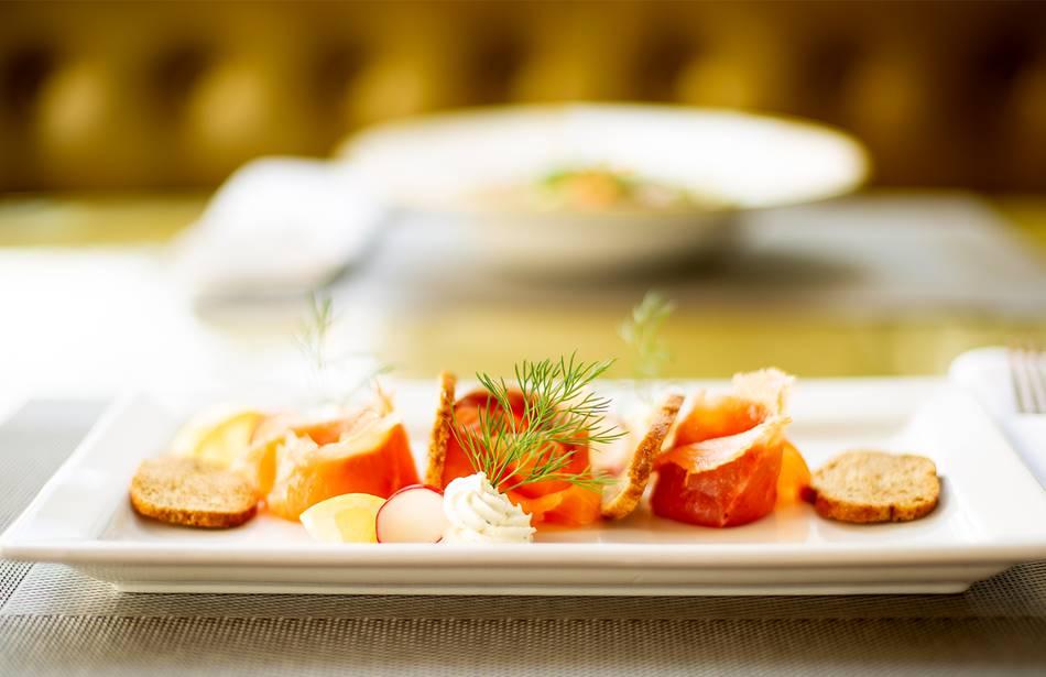 Blakemore Hyde Park Лондон Екстериор снимка Smoked salmon with sour cream, dill, and lemon