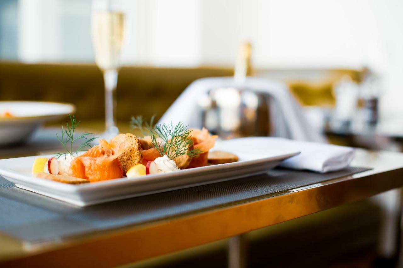 Blakemore Hyde Park Лондон Екстериор снимка Smoked salmon with sour cream, cucumber, onion, and crackers