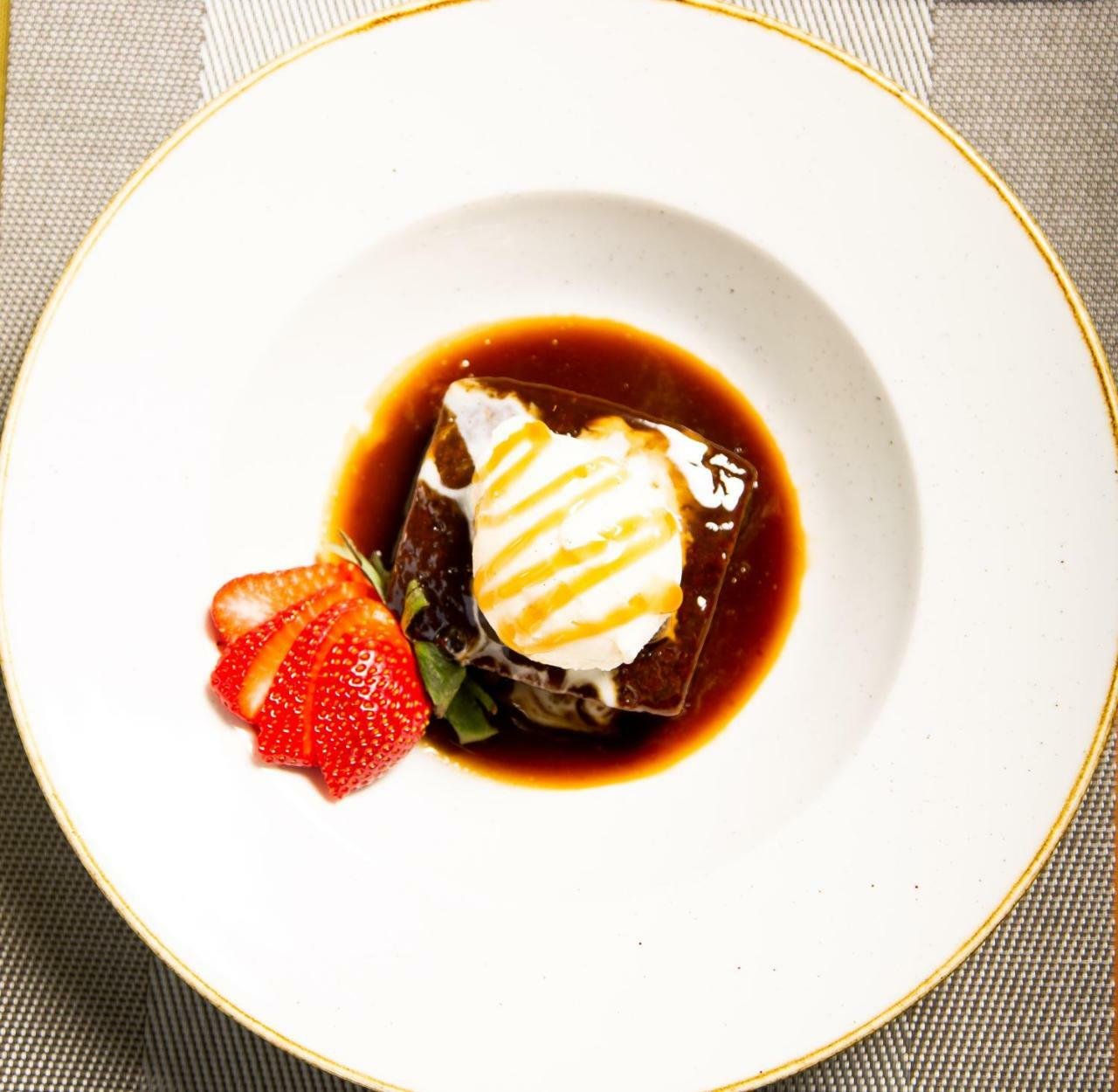 Blakemore Hyde Park Лондон Екстериор снимка "A plate of chocolate pudding with ice cream and strawberries"