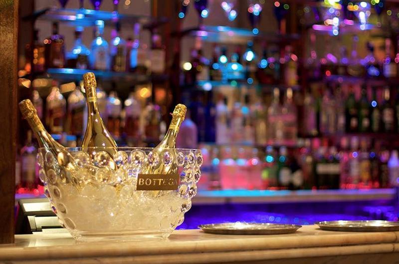 Blakemore Hyde Park Лондон Екстериор снимка Bottle of Champagne